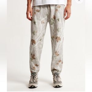 Men’s Abercrombie Essential Sweatpants in Camo size medium